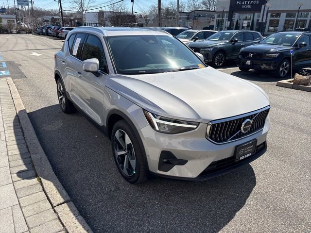 Used 2025 Volvo XC40 B5 Plus AWD/4WD image 7