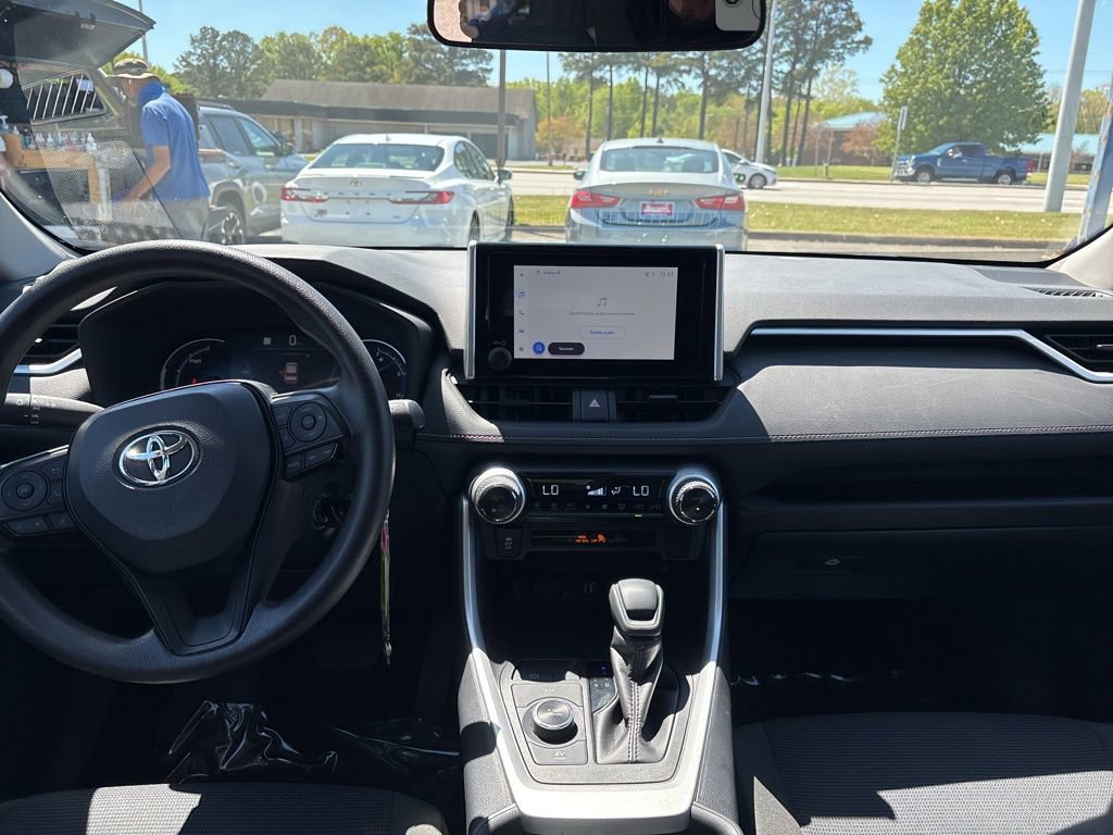 Used 2025 Toyota RAV4 LE AWD/4WD image 9