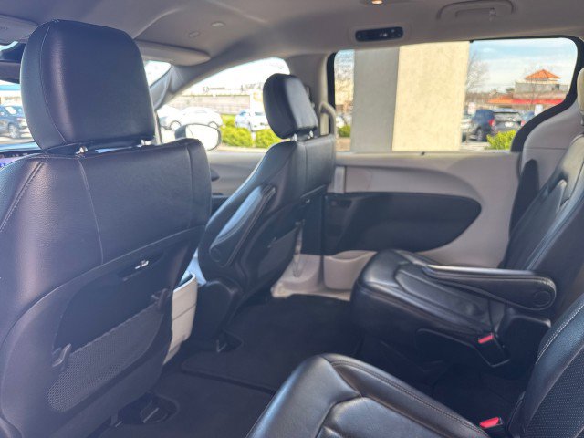 Used 2022 Chrysler Pacifica Touring-L image 7