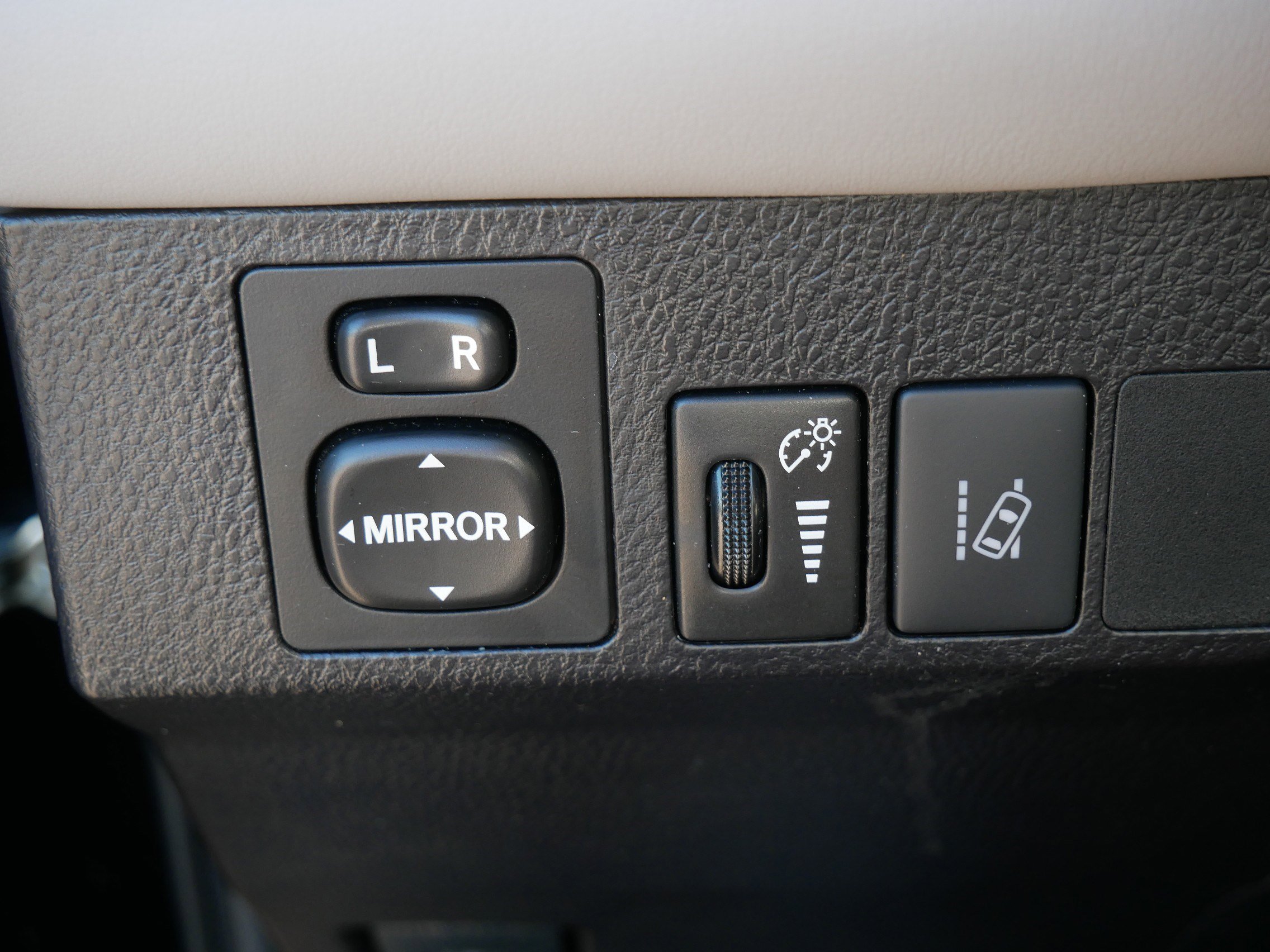 Used 2018 Toyota RAV4 Limited image 23