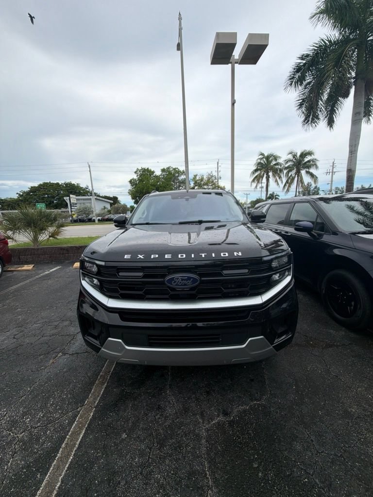Used 2025 Ford Expedition Platinum AWD/4WD image 2