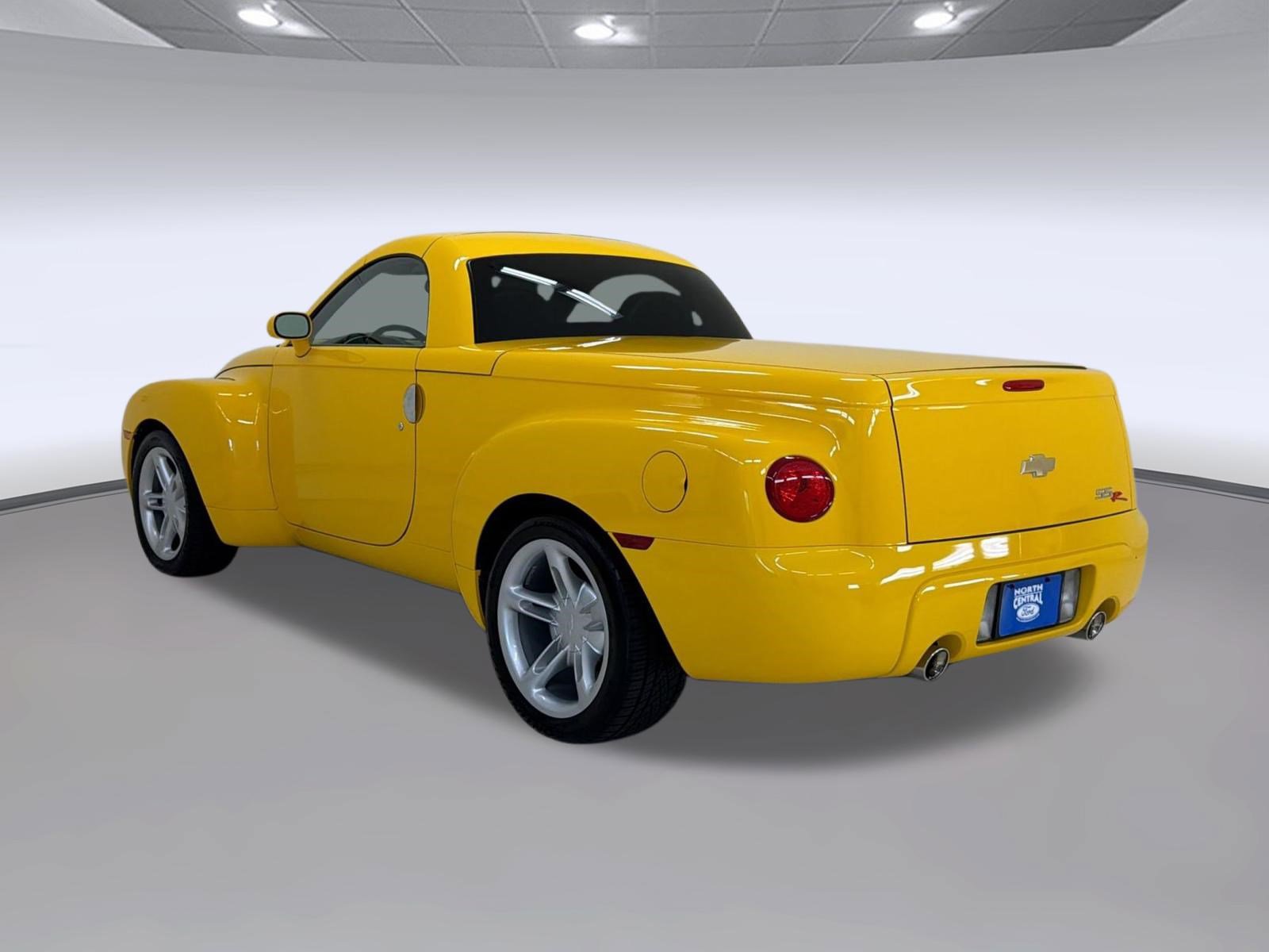 Used 2004 Chevrolet SSR w/ Preferred Equipment Group RWD image 3