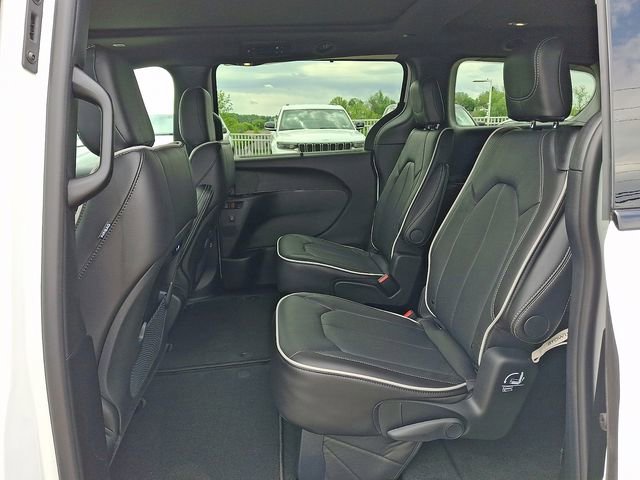 Used 2026 Chrysler Pacifica Limited w/ S Appearance Package AWD/4WD image 11