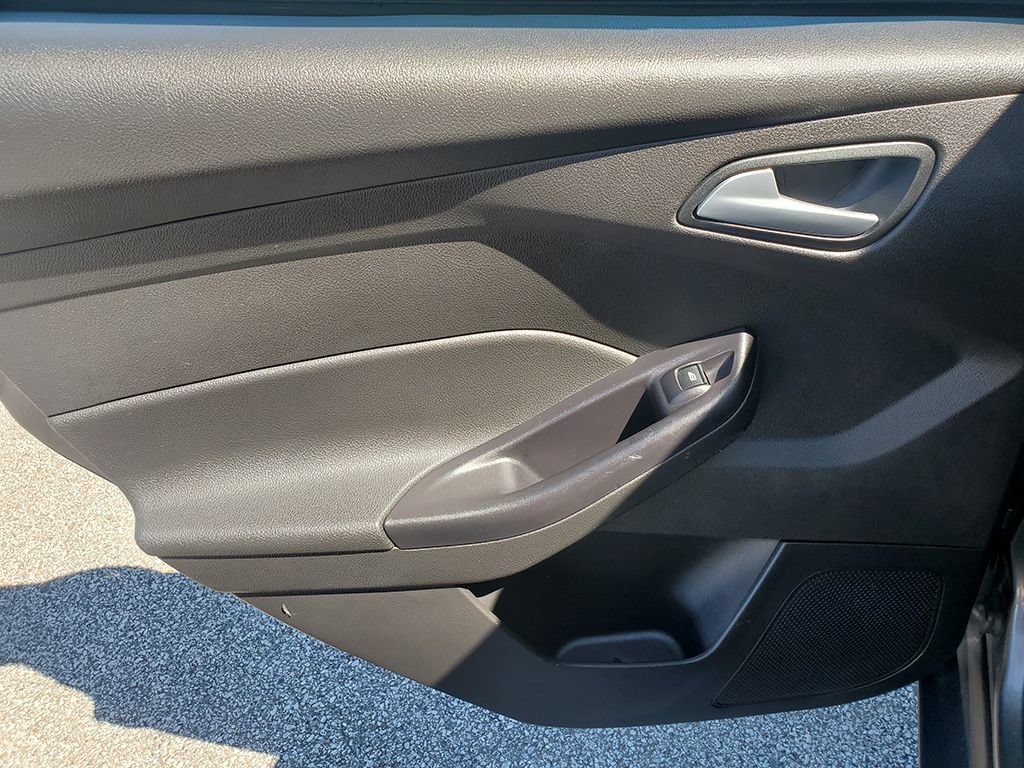 Used 2015 Ford Focus SE w/ SE Cold Weather Package FWD image 13