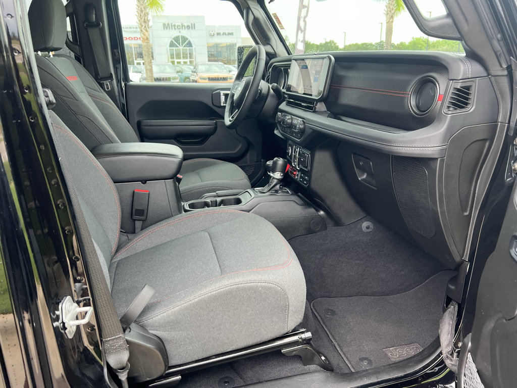 Certified 2025 Jeep Wrangler Unlimited Rubicon w/ Convenience Group AWD/4WD image 14