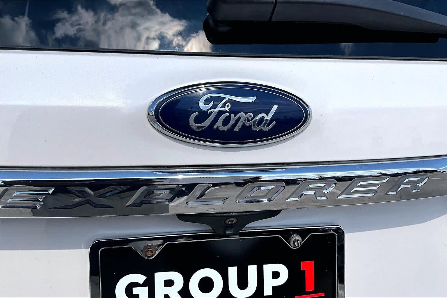 Used 2017 Ford Explorer XLT w/ Equipment Group 202A FWD image 31