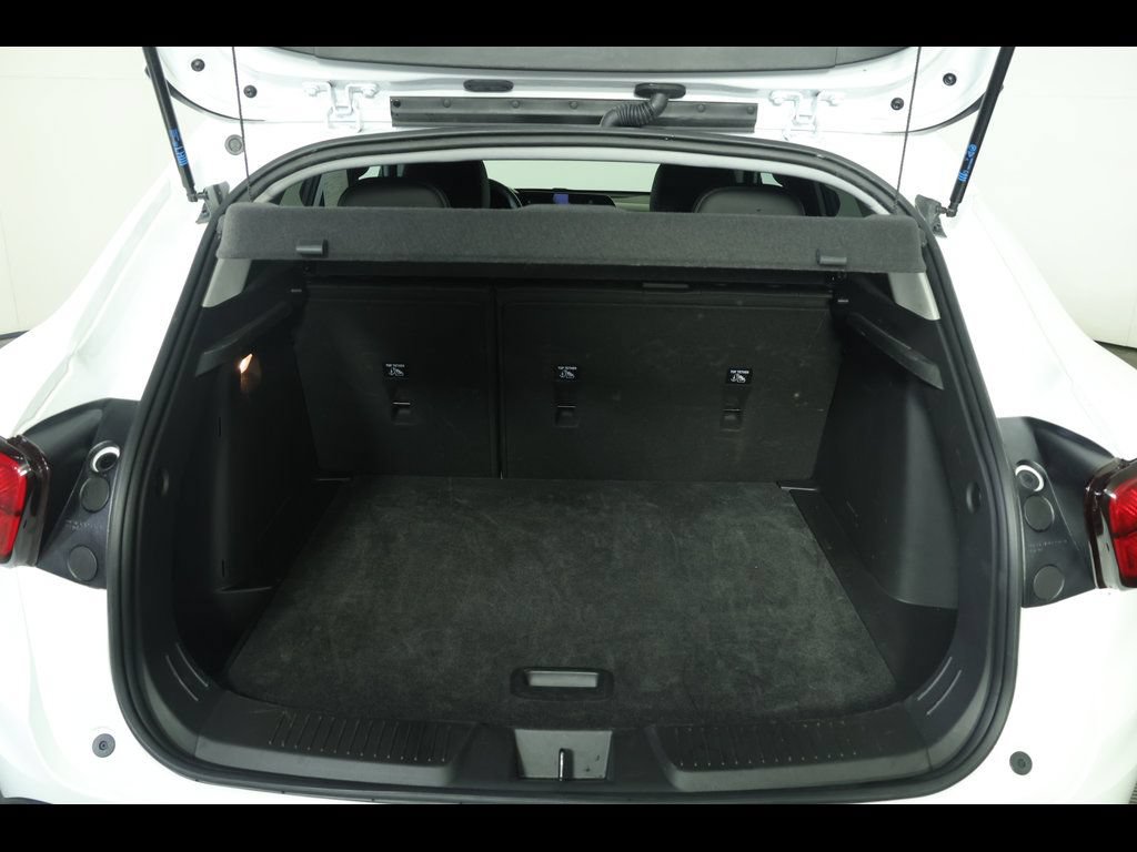 Certified 2025 Chevrolet Trax LT w/ LT Convenience Package FWD image 11