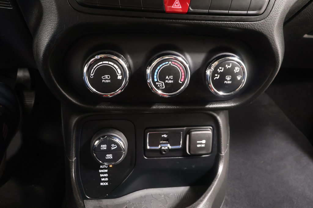 Used 2015 Jeep Renegade Trailhawk AWD/4WD image 9