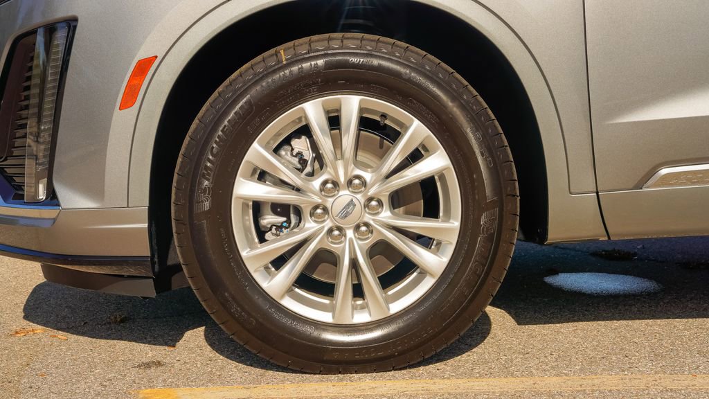Certified 2025 Cadillac XT6 Luxury FWD image 9