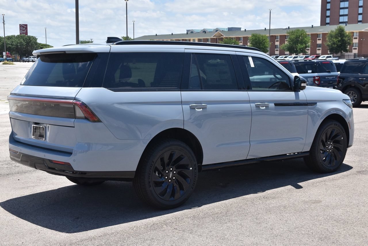 New 2026 Lincoln Navigator Reserve w/ Jet Appearance Package AWD/4WD image 6