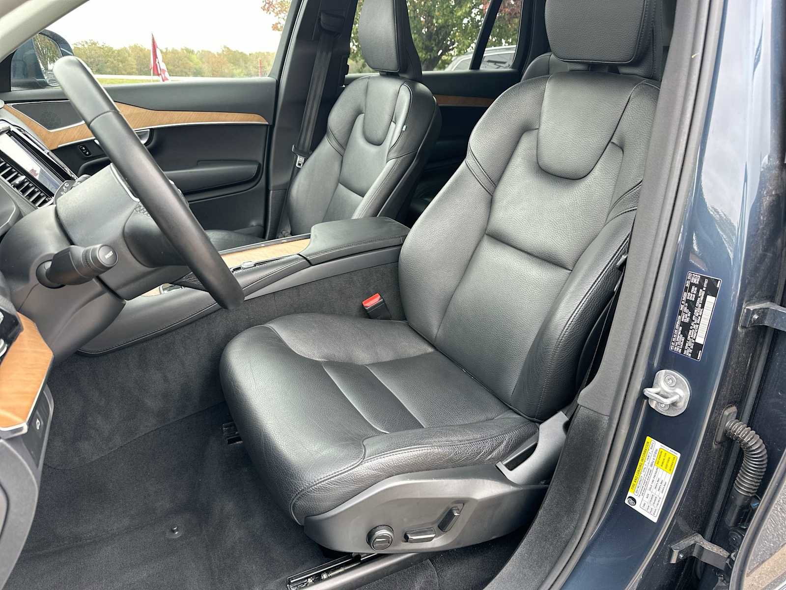 Used 2023 Volvo XC90 B5 Plus image 17