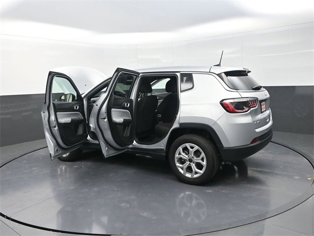 Used 2025 Jeep Compass Sport image 39