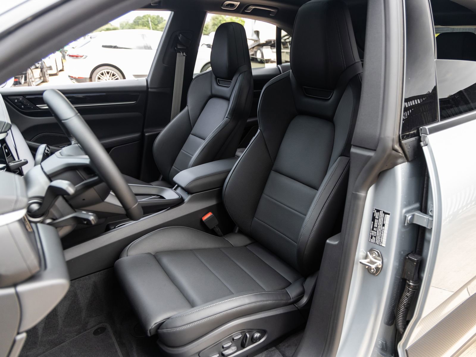 Certified 2025 Porsche Macan Electric image 5