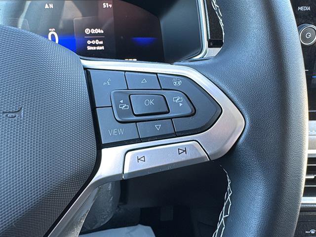 Certified 2025 Volkswagen Taos SE image 18