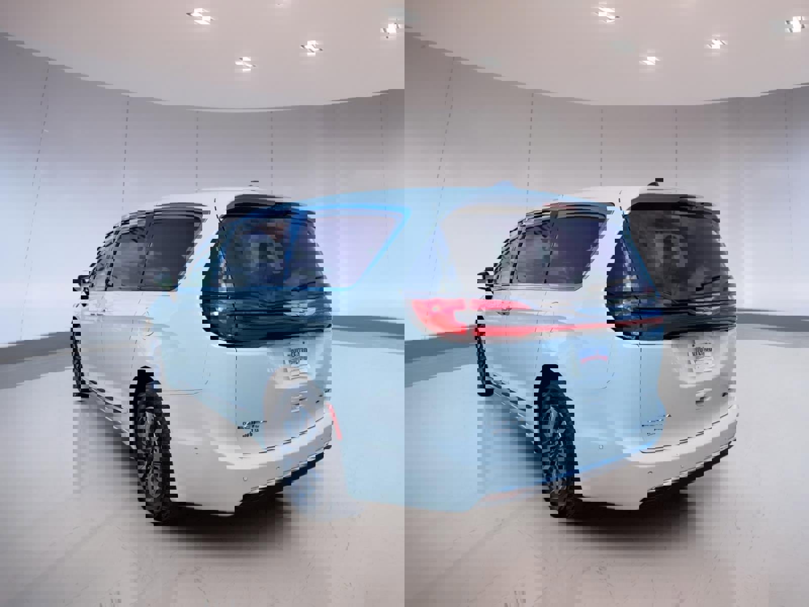 Used 2023 Chrysler Pacifica Limited w/ Uconnect Theater Family Group image 3