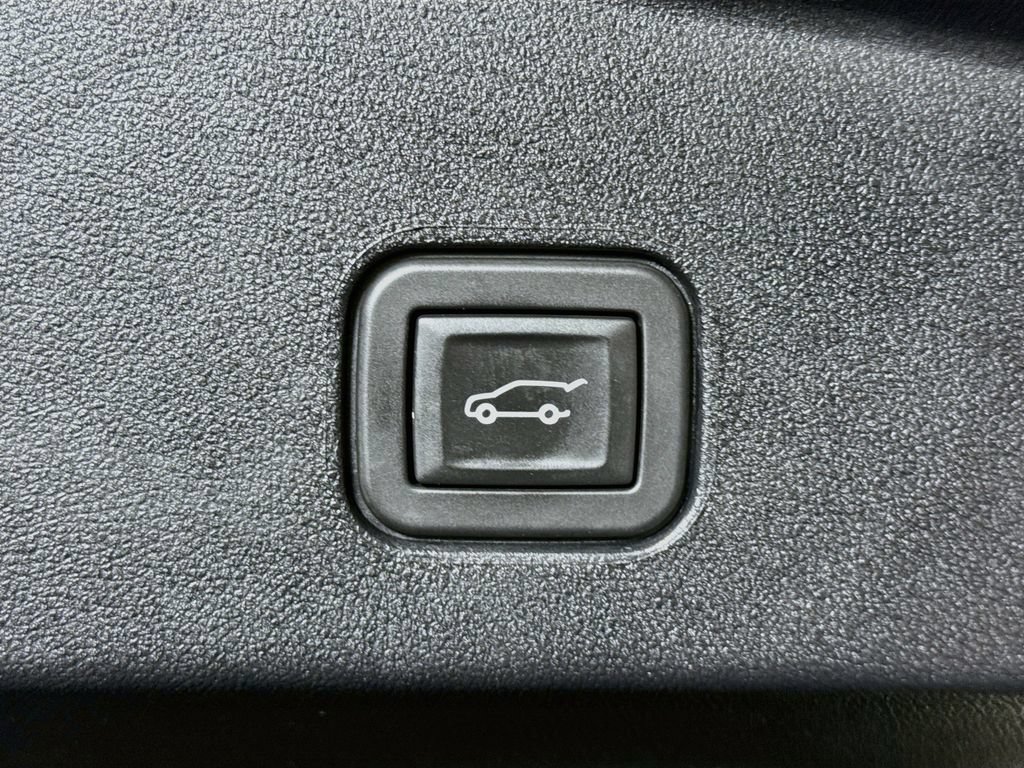Used 2024 Cadillac Lyriq Luxury AWD/4WD image 31