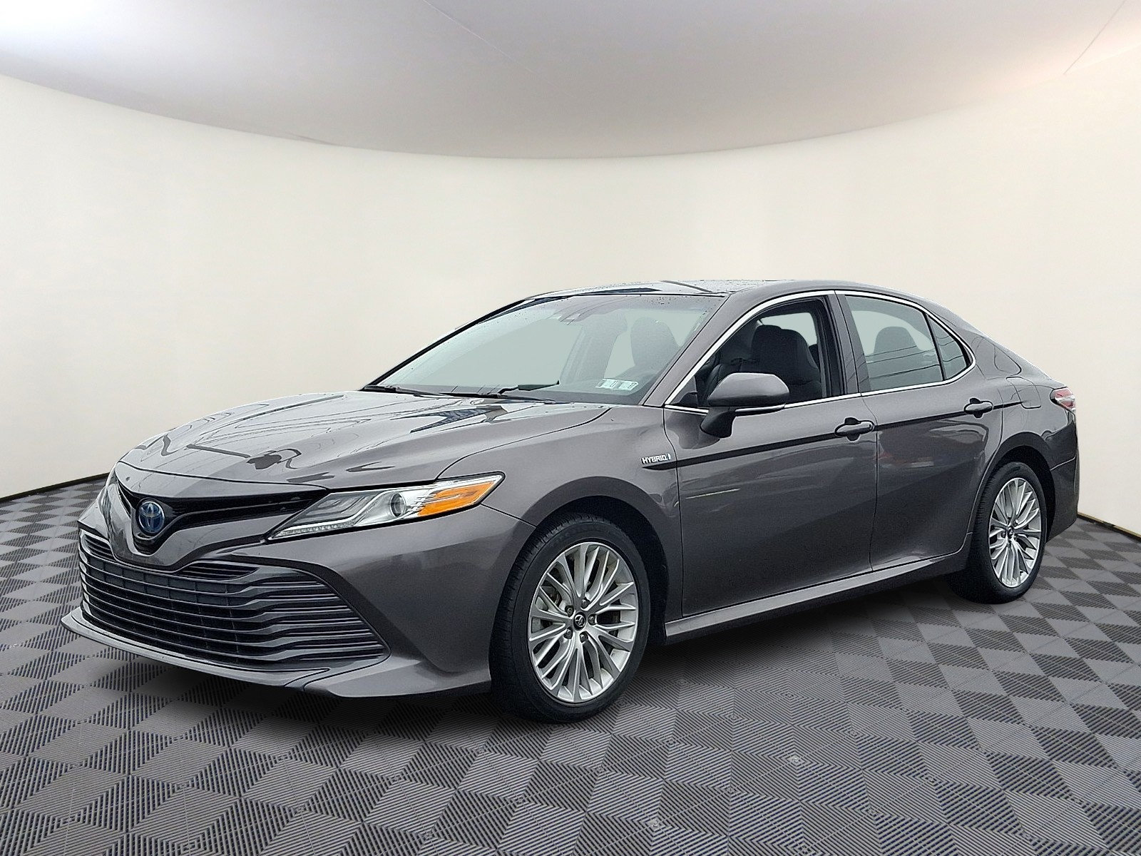 Used 2020 Toyota Camry XLE FWD image 3