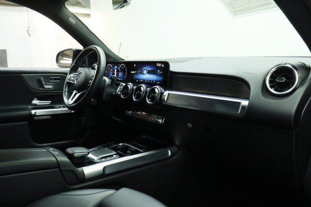 Used 2022 Mercedes-Benz GLB 250 w/ Premium Package image 21