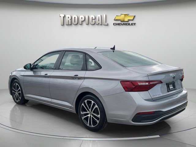 Used 2023 Volkswagen Jetta Sport image 2