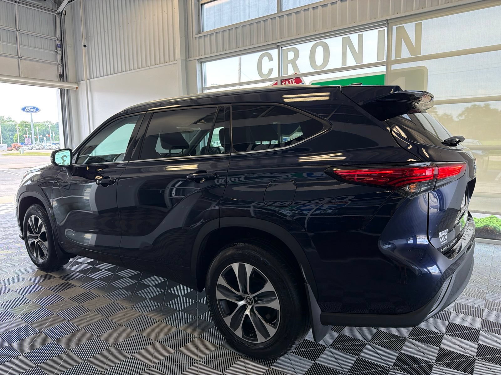 Used 2022 Toyota Highlander XLE AWD/4WD image 4