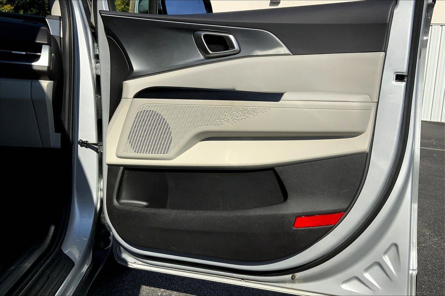 Used 2023 Kia Carnival LX image 22