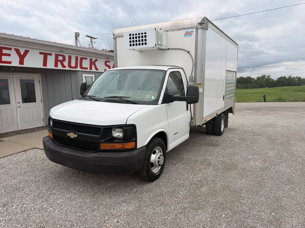 Used 2015 Chevrolet Express 4500 RWD image 3