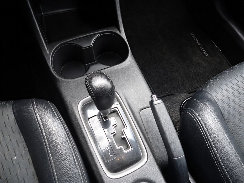 Used 2015 Mitsubishi Outlander SE AWD/4WD image 15