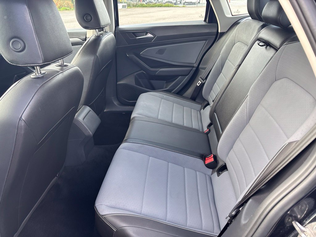 Used 2025 Volkswagen Jetta SE FWD image 9