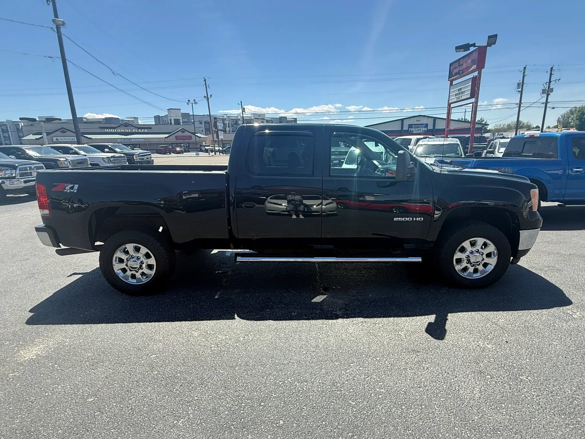 Used 2011 GMC Sierra 2500 SLT w/ Suspension Package, Off-Road AWD/4WD image 7