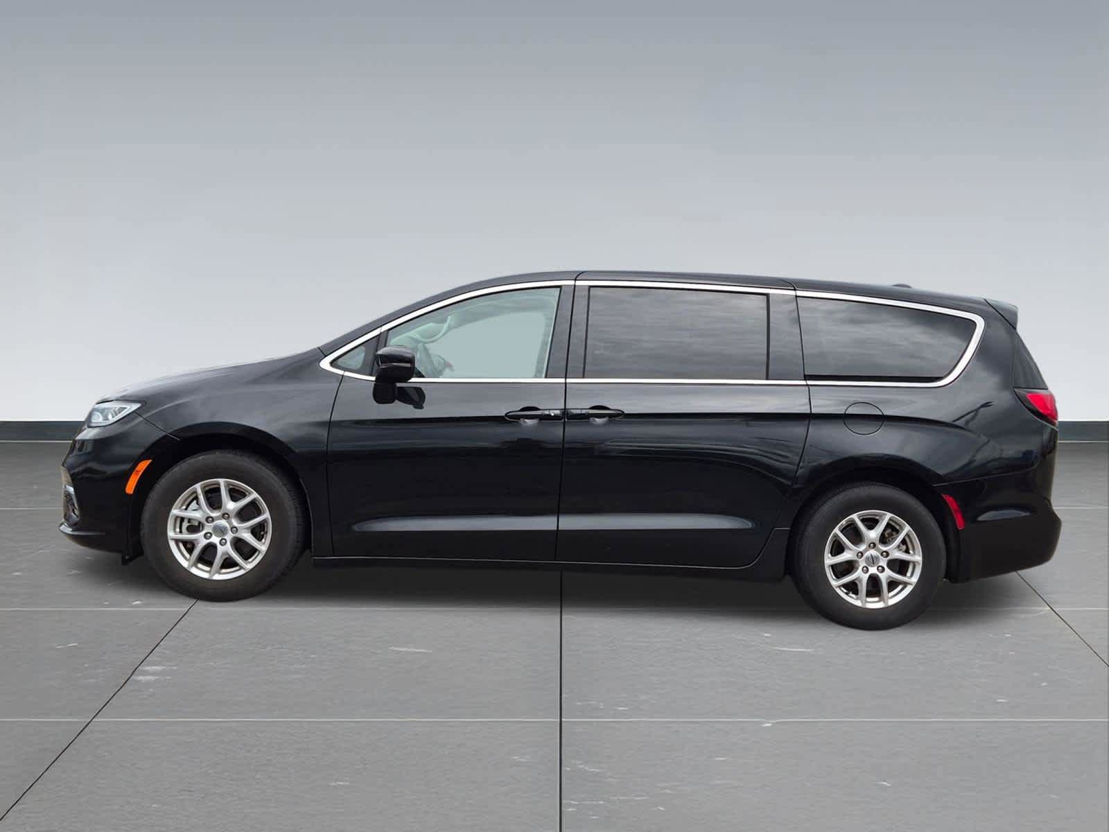 Used 2023 Chrysler Pacifica Touring-L FWD image 3