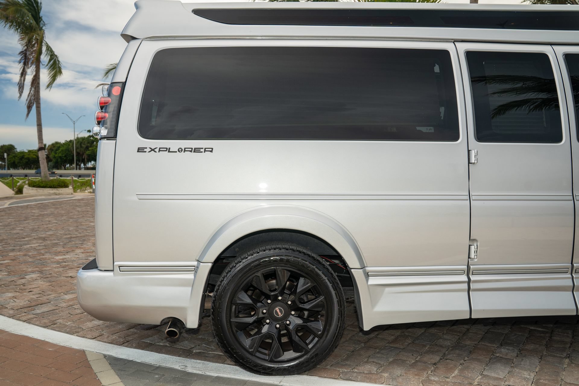 Used 2022 GMC Savana 2500 Extended RWD image 16