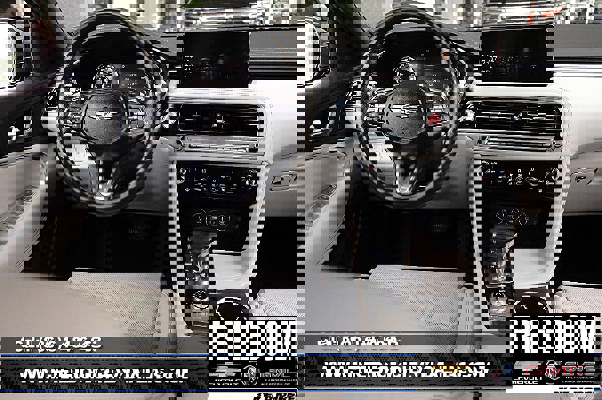 Used 2025 Genesis G70 2.5T image 13