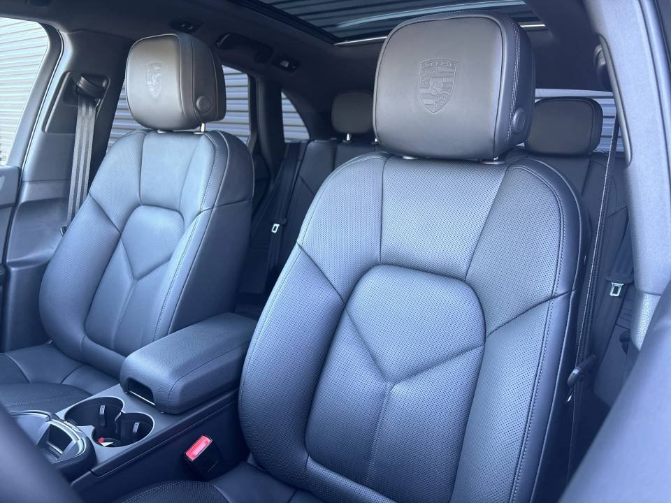 Certified 2025 Porsche Macan S AWD/4WD image 12