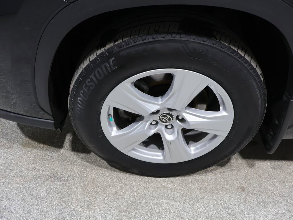 Used 2023 Toyota Highlander LE image 9
