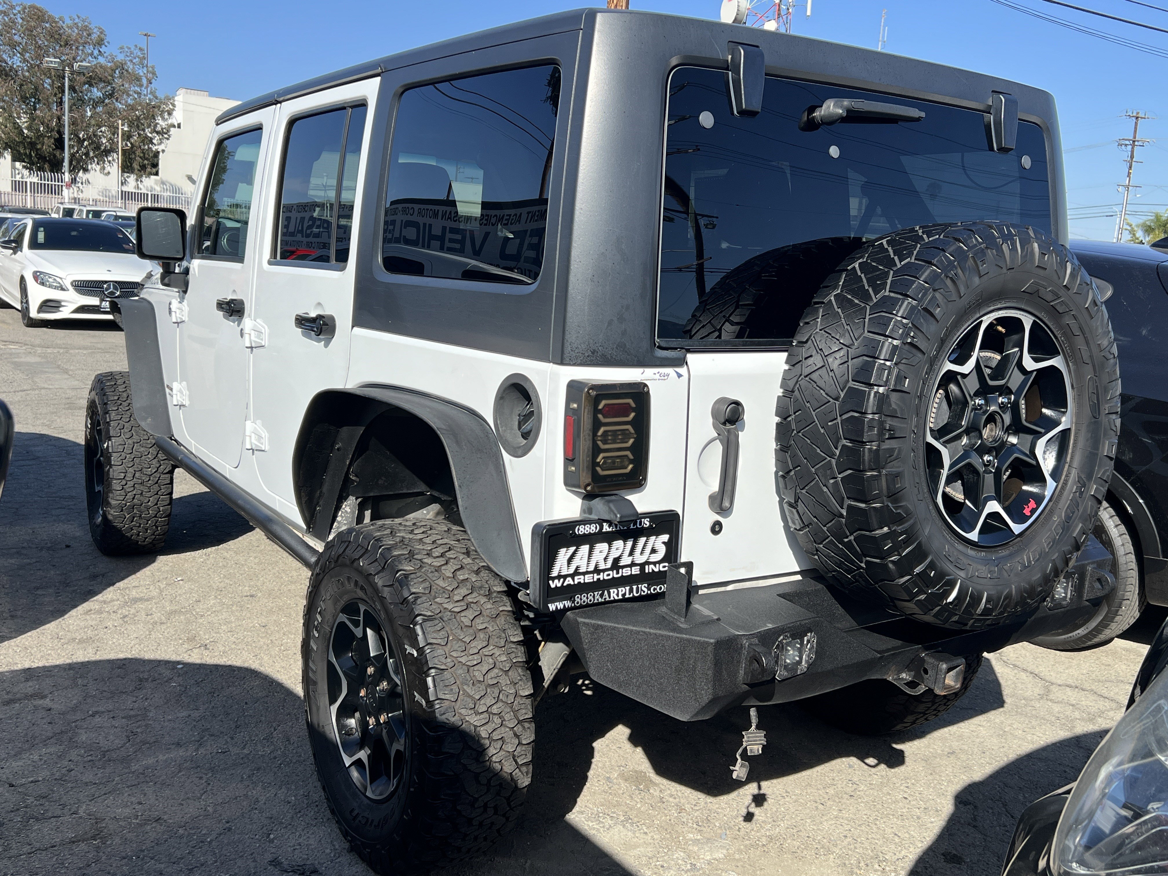 Used 2015 Jeep Wrangler Unlimited Rubicon w/ Connectivity Group AWD/4WD image 11
