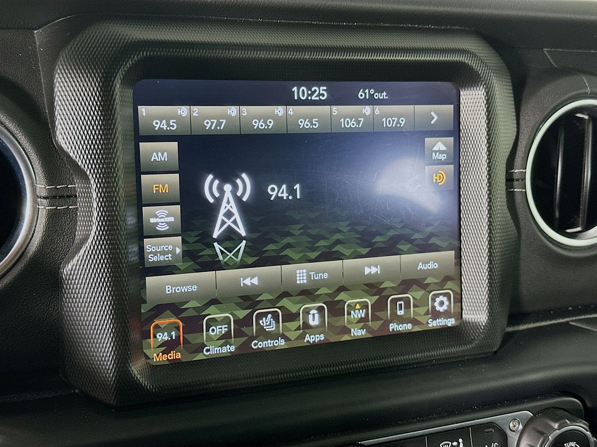 Used 2022 Jeep Wrangler Unlimited Sahara w/ Cold Weather Group AWD/4WD image 19
