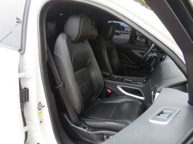 Used 2020 Jaguar F-PACE S image 24