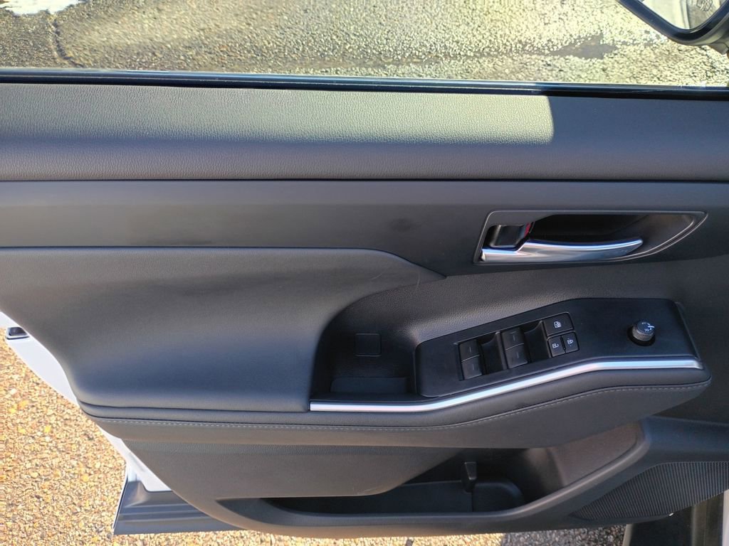 Used 2024 Toyota Highlander XLE image 9