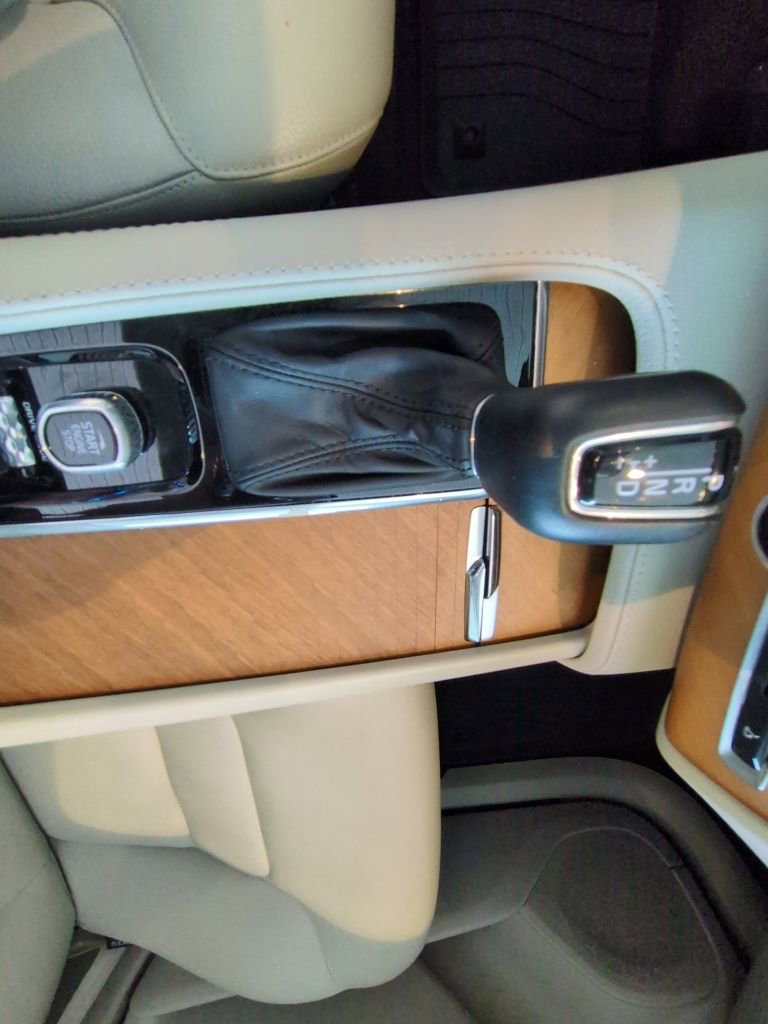 Used 2021 Volvo XC90 T6 Momentum AWD/4WD image 18