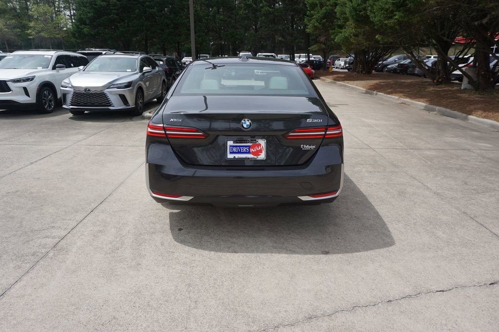 Used 2025 BMW 530i xDrive w/ Premium Package image 19