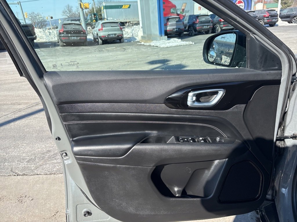 Used 2023 Jeep Compass Altitude w/ Convenience Group image 14