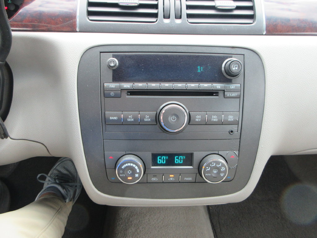 Used 2011 Buick Lucerne CXL w/ Driver Confidence Package FWD image 27