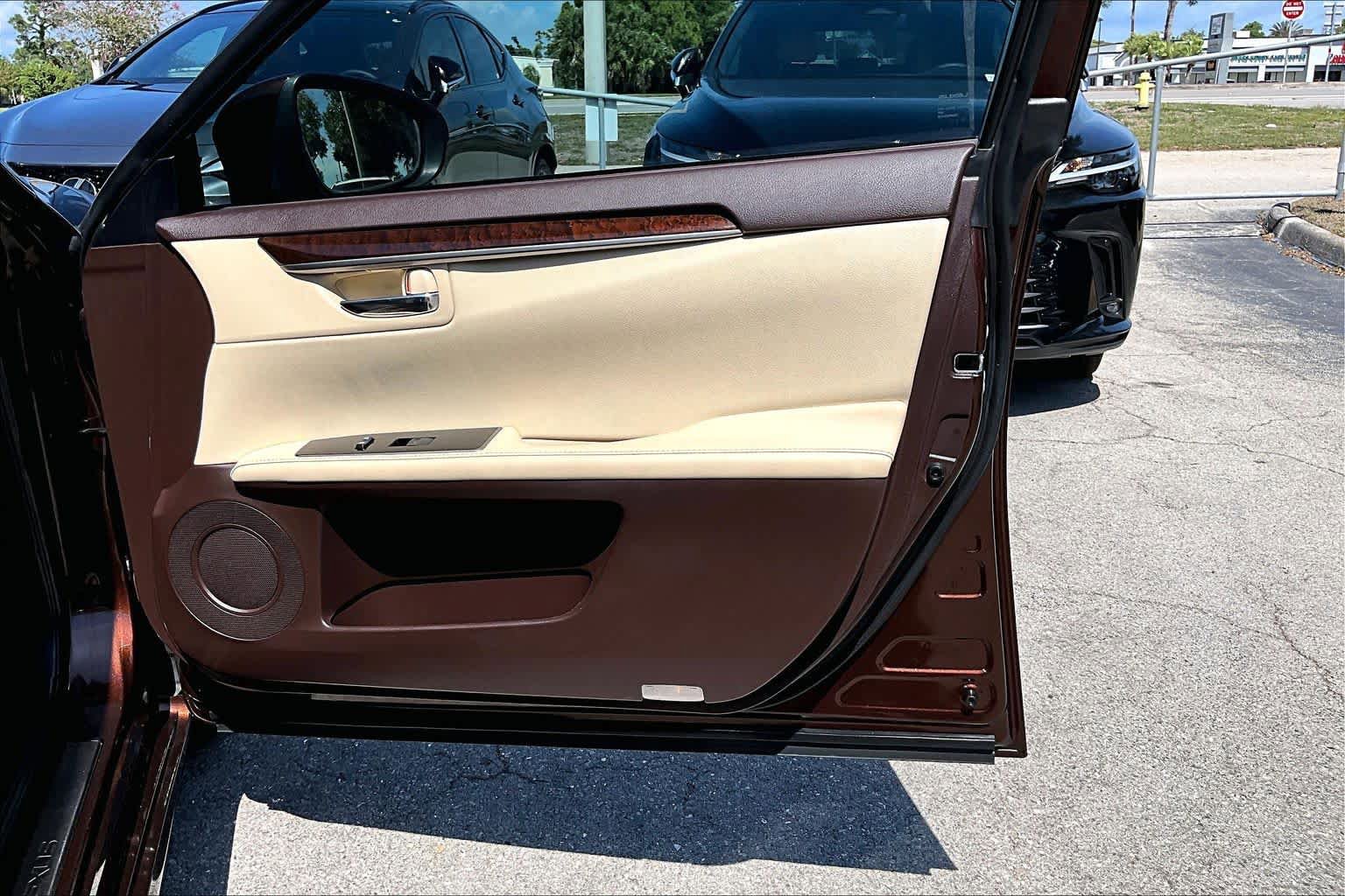 Used 2017 Lexus ES 350 w/ Luxury Package FWD image 27