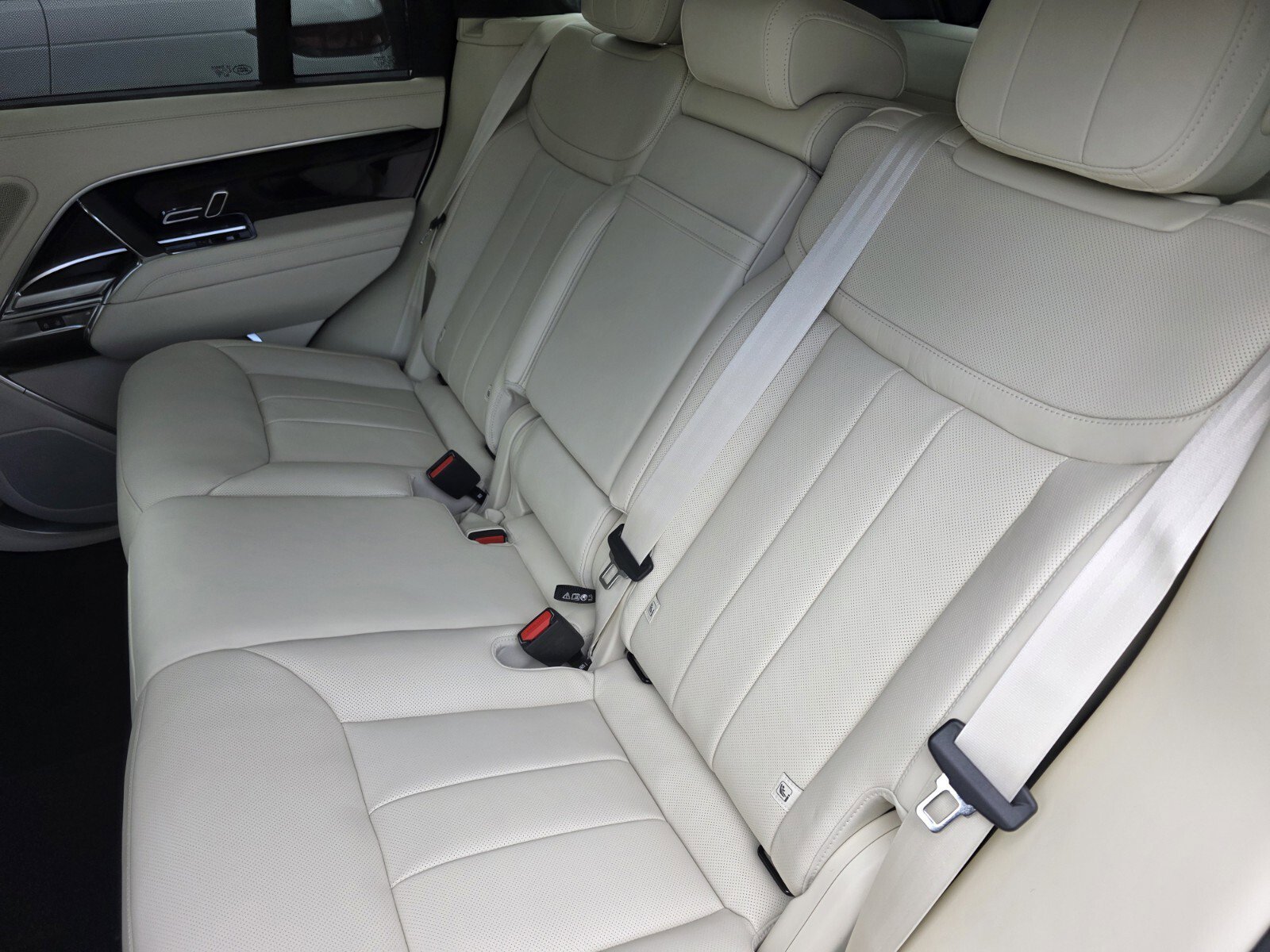 New 2026 Land Rover Range Rover SE image 13