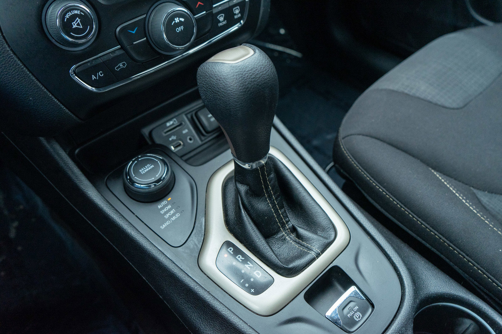 Used 2017 Jeep Cherokee Latitude w/ Cold Weather Group image 20