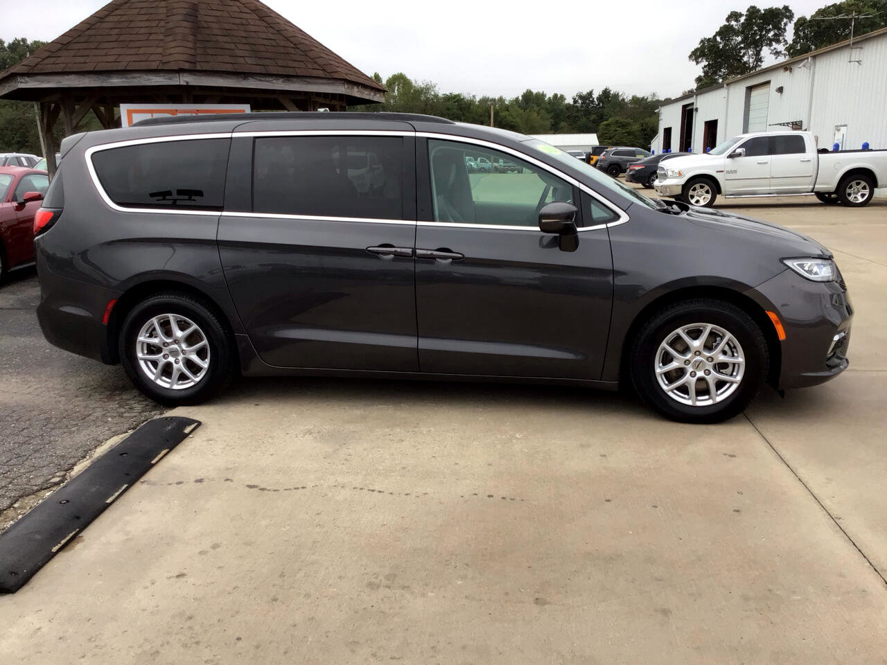 Used 2022 Chrysler Pacifica Touring-L image 2