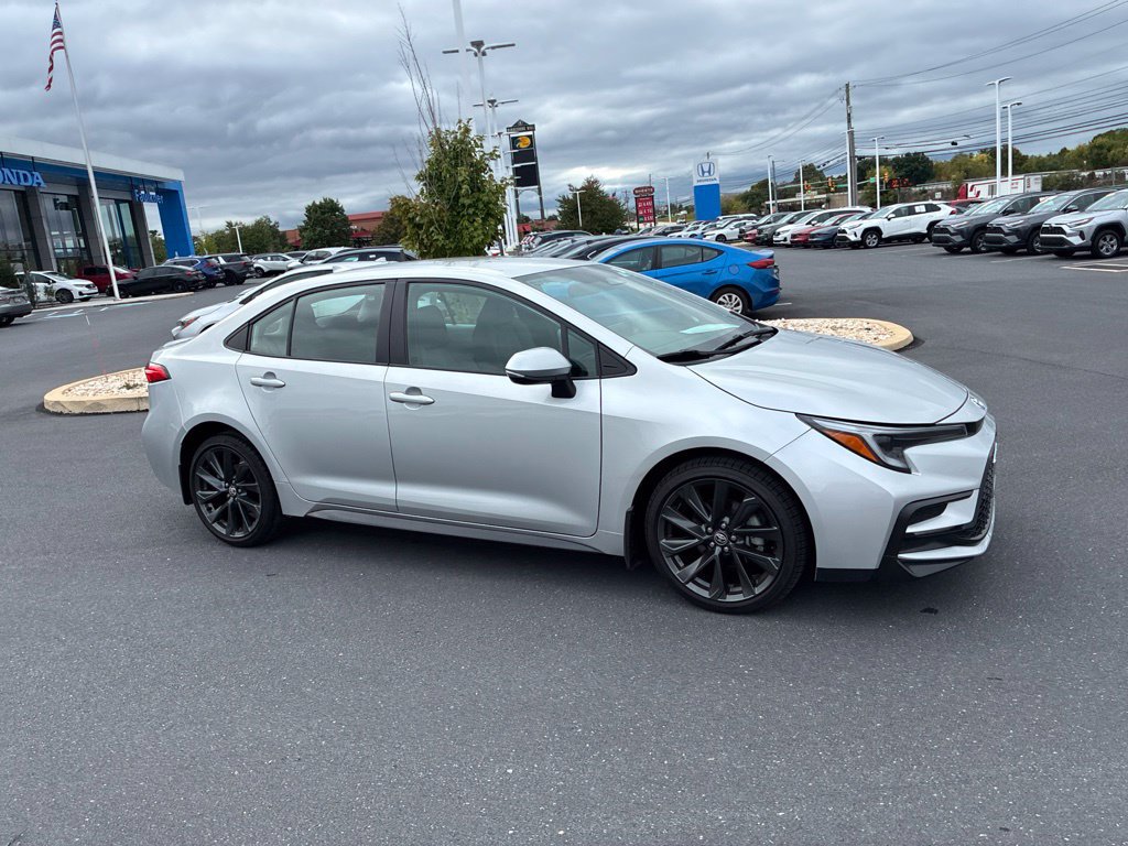 Used 2025 Toyota Corolla SE FWD image 3