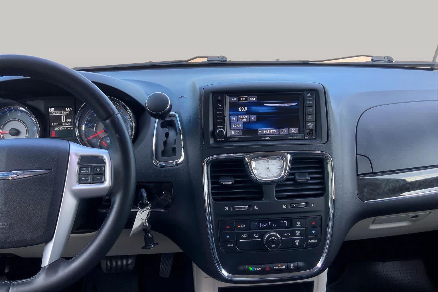 Used 2016 Chrysler Town & Country Touring FWD image 7