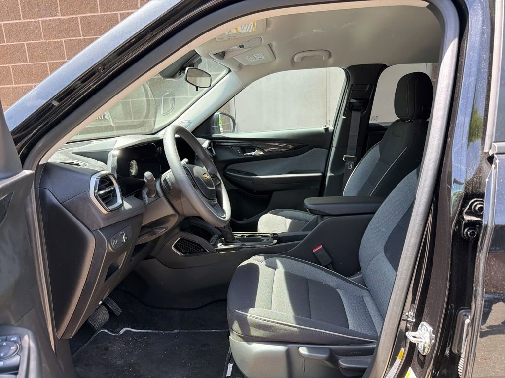 Used 2026 Chevrolet TrailBlazer LT AWD/4WD image 2