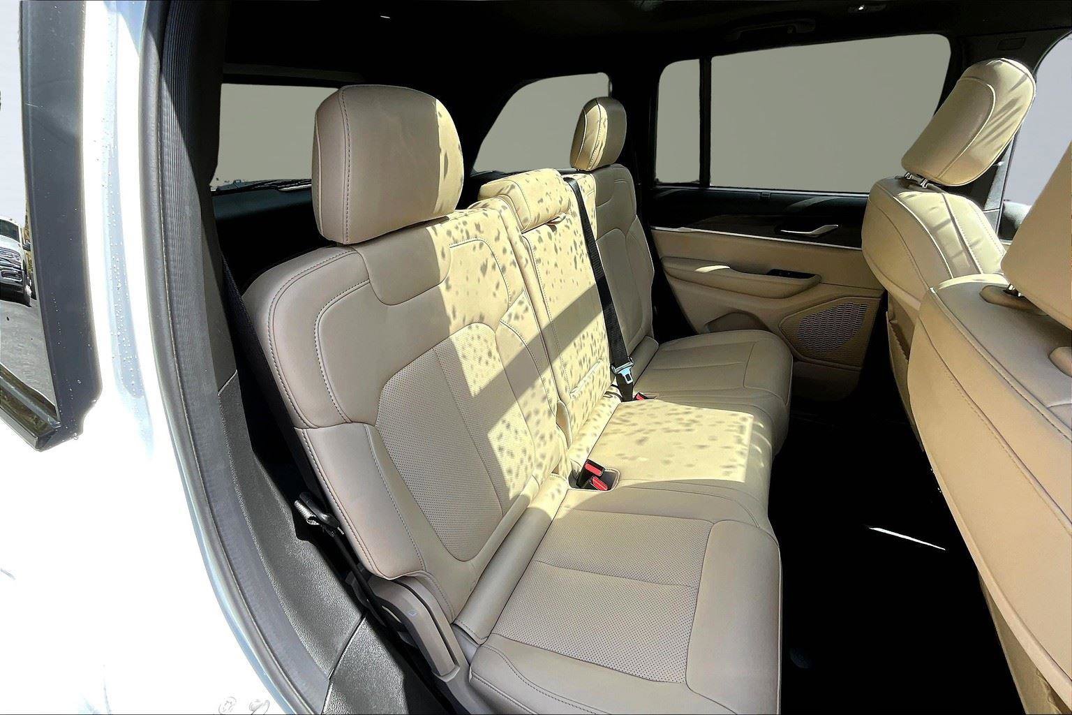 New 2025 Jeep Grand Cherokee Limited w/ Luxury Tech Group II AWD/4WD image 10